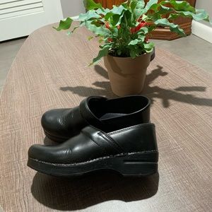 Black leather Dansko clogs size 38